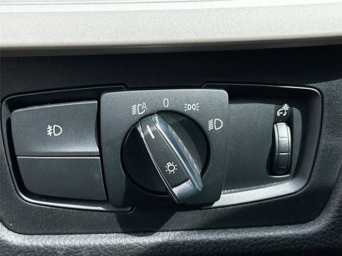 Used 2018 BMW 320i Sedan image 10