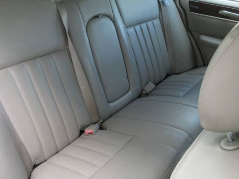 Used 2007 Lincoln Town Car Signature RWD image 20