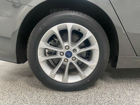 Used 2020 Ford Fusion SE image 28