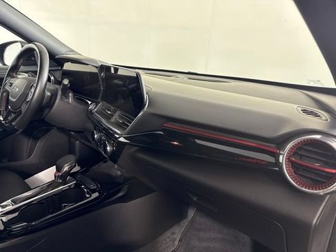 Used 2024 Chevrolet Trax RS FWD image 32