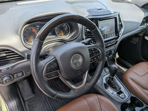 Used 2019 Jeep Cherokee Overland w/ Technology Group AWD/4WD image 13