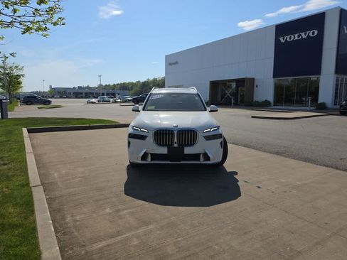 Used 2023 BMW X7 xDrive40i AWD/4WD image 3