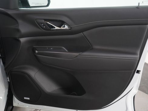 Used 2023 GMC Acadia SLT w/ Elevation Edition image 13