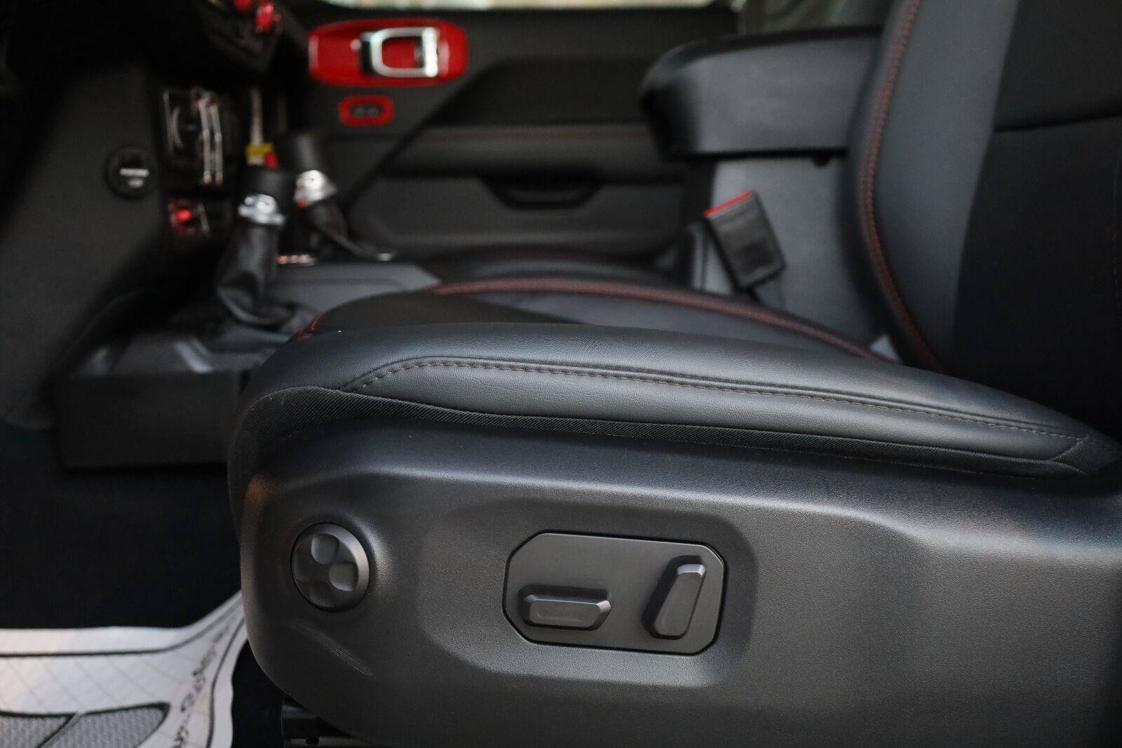 Used 2025 Jeep Gladiator Rubicon AWD/4WD image 19