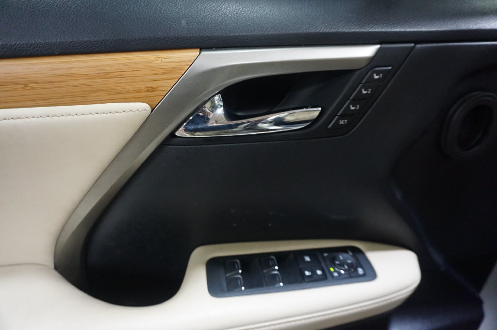 Used 2021 Lexus RX 350L FWD w/ Premium Package image 4