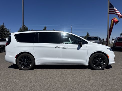 Used 2025 Chrysler Pacifica Limited FWD image 2