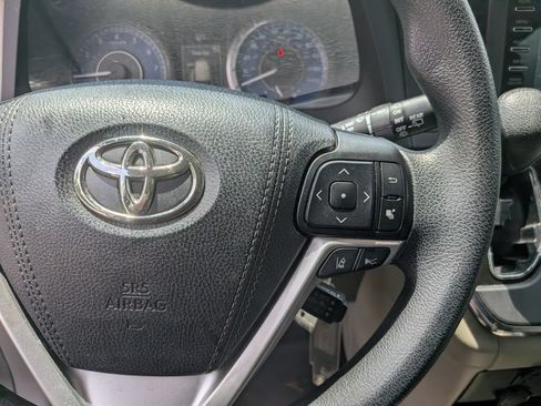 Used 2018 Toyota Sienna L FWD image 14