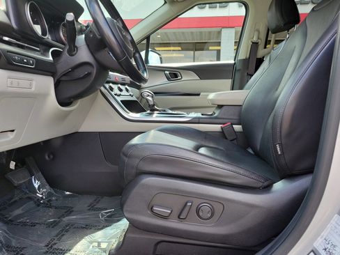 Used 2022 Kia Carnival LX image 16