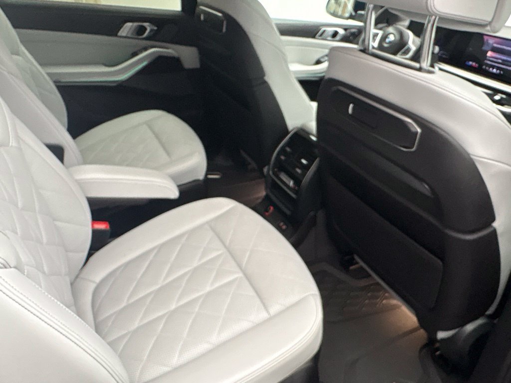 Used 2024 BMW X7 xDrive40i w/ M Sport Package AWD/4WD image 32