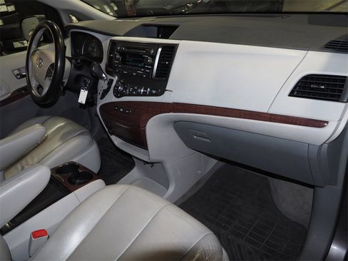 Used 2014 Toyota Sienna XLE image 17