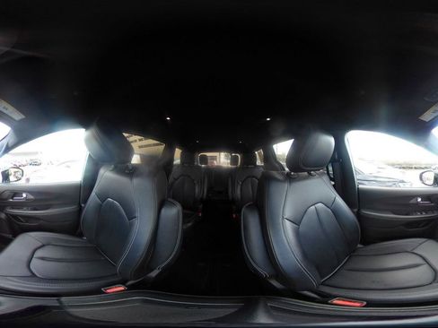 Used 2025 Chrysler Pacifica Select image 45