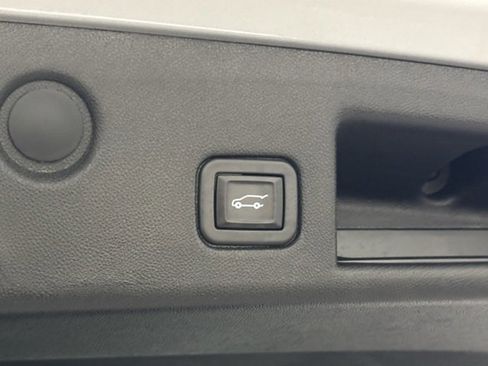 Used 2020 Chevrolet Equinox LT w/ Driver Convenience Package image 8