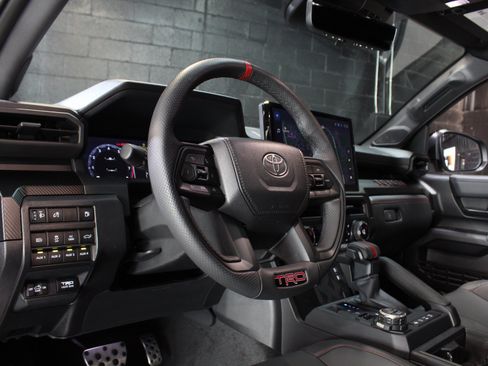 Used 2025 Toyota Tacoma Limited AWD/4WD image 37