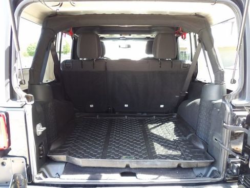 Used 2018 Jeep Wrangler Unlimited Sahara image 7