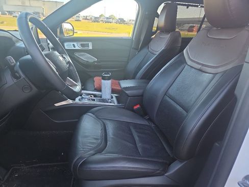 Used 2023 Ford Explorer Platinum w/ Technology Package AWD/4WD image 17
