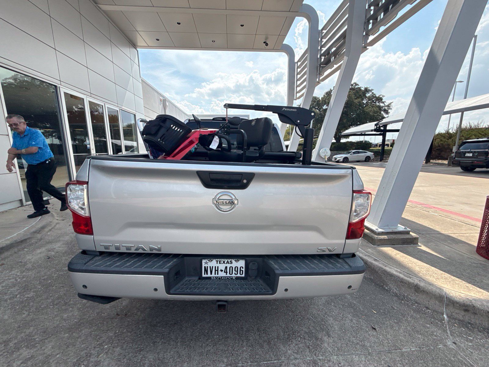 Used 2020 Nissan Titan SV w/ SV Convenience Package RWD image 4