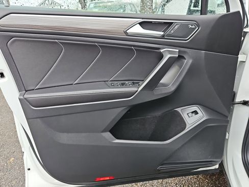 Used 2024 Volkswagen Tiguan SEL R-Line image 9