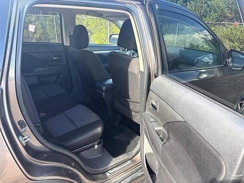 Used 2017 Mitsubishi Outlander SE image 40