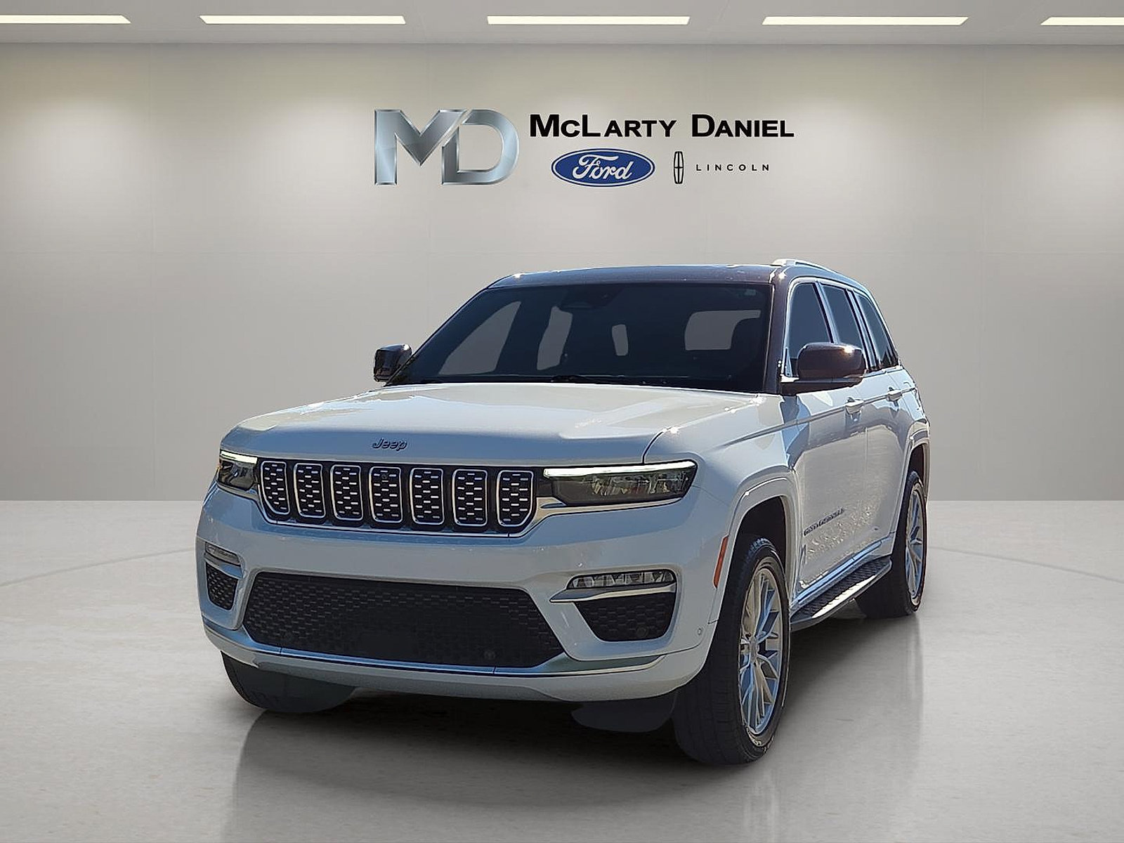 Used 2023 Jeep Grand Cherokee Summit w/ Adv Protech Group IV AWD/4WD image 2