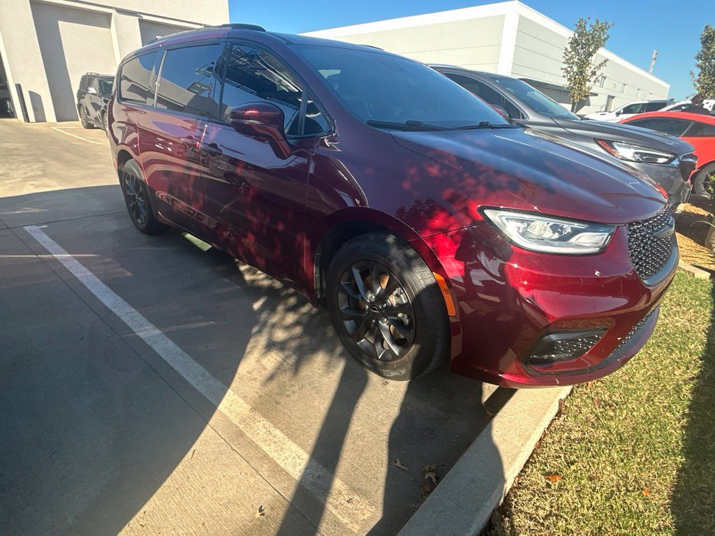 Used 2021 Chrysler Pacifica Touring-L w/ S Appearance Package FWD image 3
