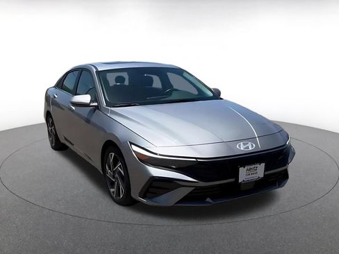 Used 2025 Hyundai Elantra SEL FWD image 3