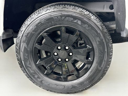 Used 2022 Chevrolet Colorado LT w/ LT Convenience Package image 11