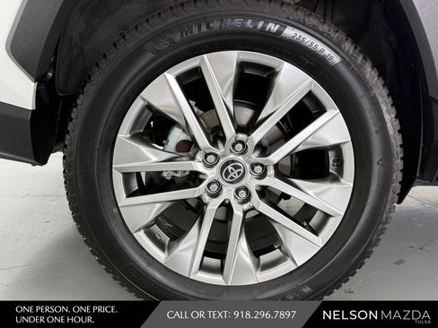 Used 2020 Toyota RAV4 XLE Premium FWD image 13
