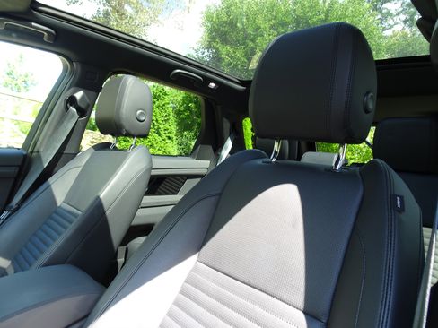 Used 2023 Land Rover Discovery Sport SE image 16