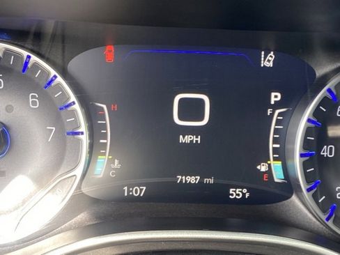 Used 2023 Chrysler Pacifica Touring-L image 21