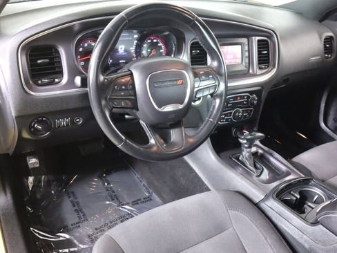 Used 2017 Dodge Charger SE w/ Blacktop Package RWD image 9