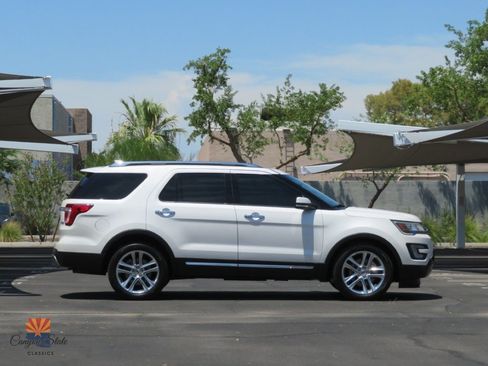 Used 2017 Ford Explorer Limited FWD image 2