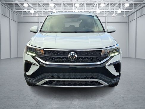 Certified 2022 Volkswagen Taos SE w/ Panoramic Sunroof Package image 2