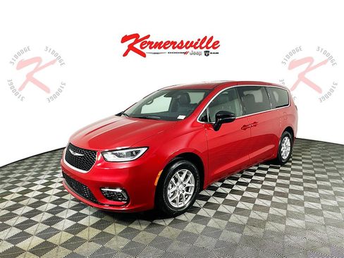 New 2026 Chrysler Pacifica Select image 3