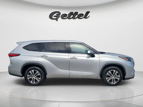 Used 2022 Toyota Highlander XLE FWD image 4
