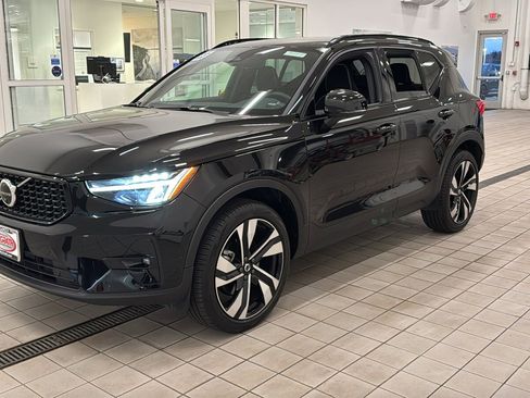 Used 2023 Volvo XC40 B5 Ultimate w/ Climate Package image 9
