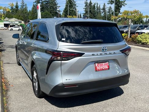 Certified 2025 Toyota Sienna LE FWD image 9
