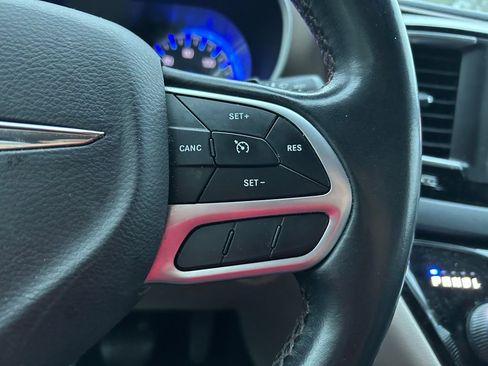 Used 2018 Chrysler Pacifica Touring-L image 20