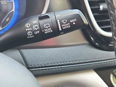 Used 2018 Chrysler Pacifica Limited FWD image 16