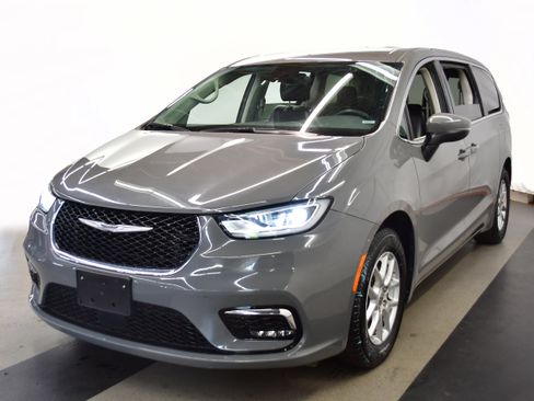 Used 2025 Chrysler Pacifica Select FWD image 4