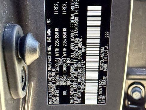 Used 2025 Toyota Highlander LE image 32