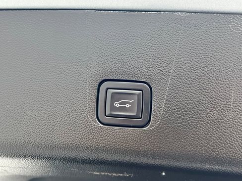 Used 2023 Chevrolet Traverse LT image 19