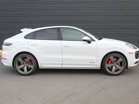 Used 2021 Porsche Cayenne GTS w/ Premium Package image 9
