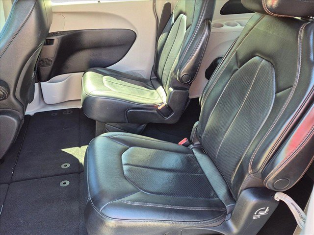 Used 2020 Chrysler Pacifica Touring-L FWD image 17