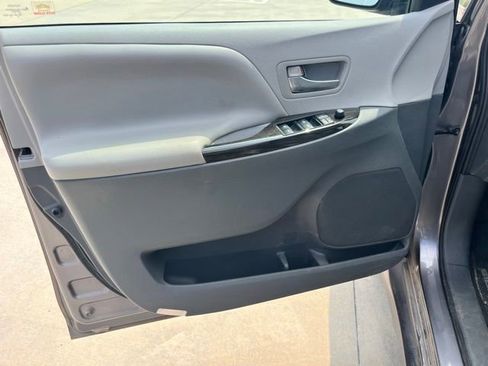 Used 2020 Toyota Sienna XLE Premium FWD image 9