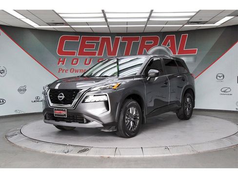 Used 2022 Nissan Rogue S image 2