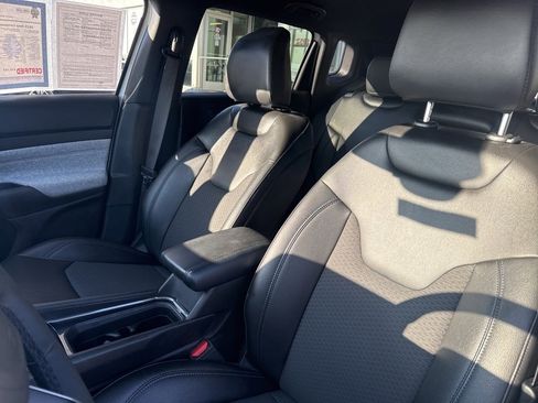 Certified 2025 Jeep Compass Latitude image 14