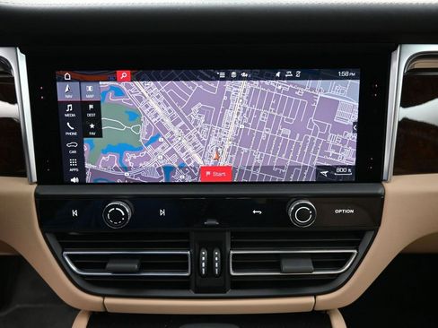 Certified 2024 Porsche Macan image 19