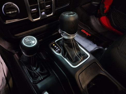 Used 2020 Jeep Wrangler Unlimited Sahara image 35