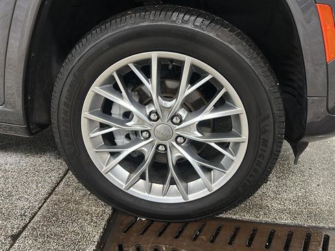 Used 2022 Jeep Grand Cherokee Summit w/ Luxury Tech Group V image 13