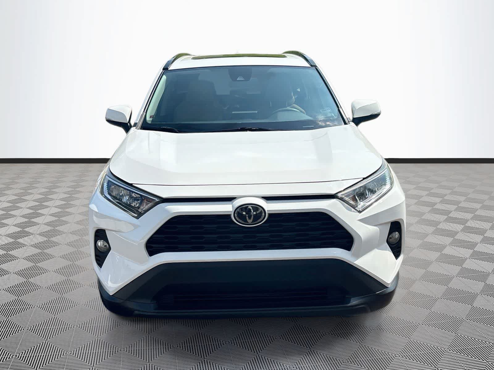 Used 2021 Toyota RAV4 XLE w/ Convenience Package FWD image 2